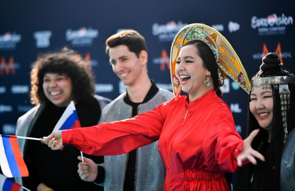 Певица Манижа со своей командой (Россия) на бирюзовой ковровой дорожке перед началом церемонии открытия Евровидения-2021 в Роттердаме - Sputnik Азербайджан