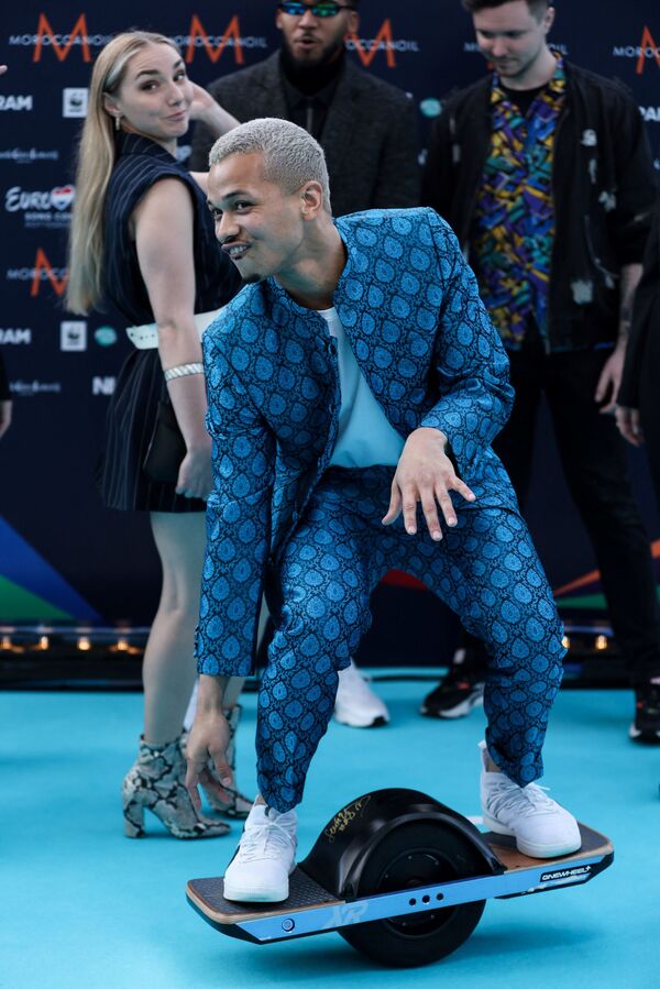 Певец Бенни Кристо на бирюзовой ковровой дорожке перед началом церемонии открытия Евровидения-2021 в Роттердаме - Sputnik Азербайджан