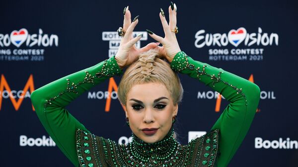 Певица Саманта Тина (Латвия) на бирюзовой ковровой дорожке перед началом церемонии открытия Евровидения-2021 в Роттердаме - Sputnik Азербайджан