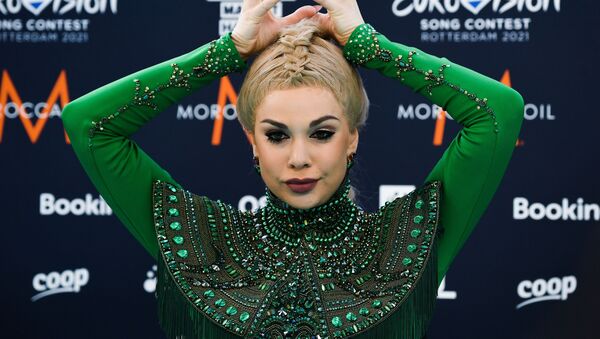 Певица Саманта Тина (Латвия) на бирюзовой ковровой дорожке перед началом церемонии открытия Евровидения-2021 в Роттердаме - Sputnik Азербайджан