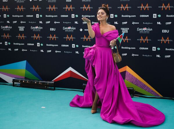 Певица Самира Эфенди (Азербайджан) на бирюзовой ковровой дорожке перед началом церемонии открытия Евровидения-2021 в Роттердаме - Sputnik Азербайджан