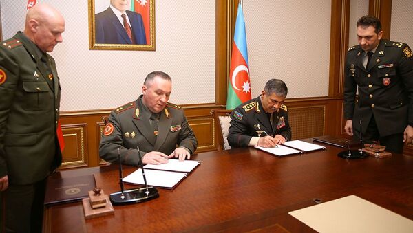 Делегацией во главе с Министром обороны Республики Беларусь генерал-лейтенантом Виктором Хрениным во время визита в Баку - Sputnik Azərbaycan