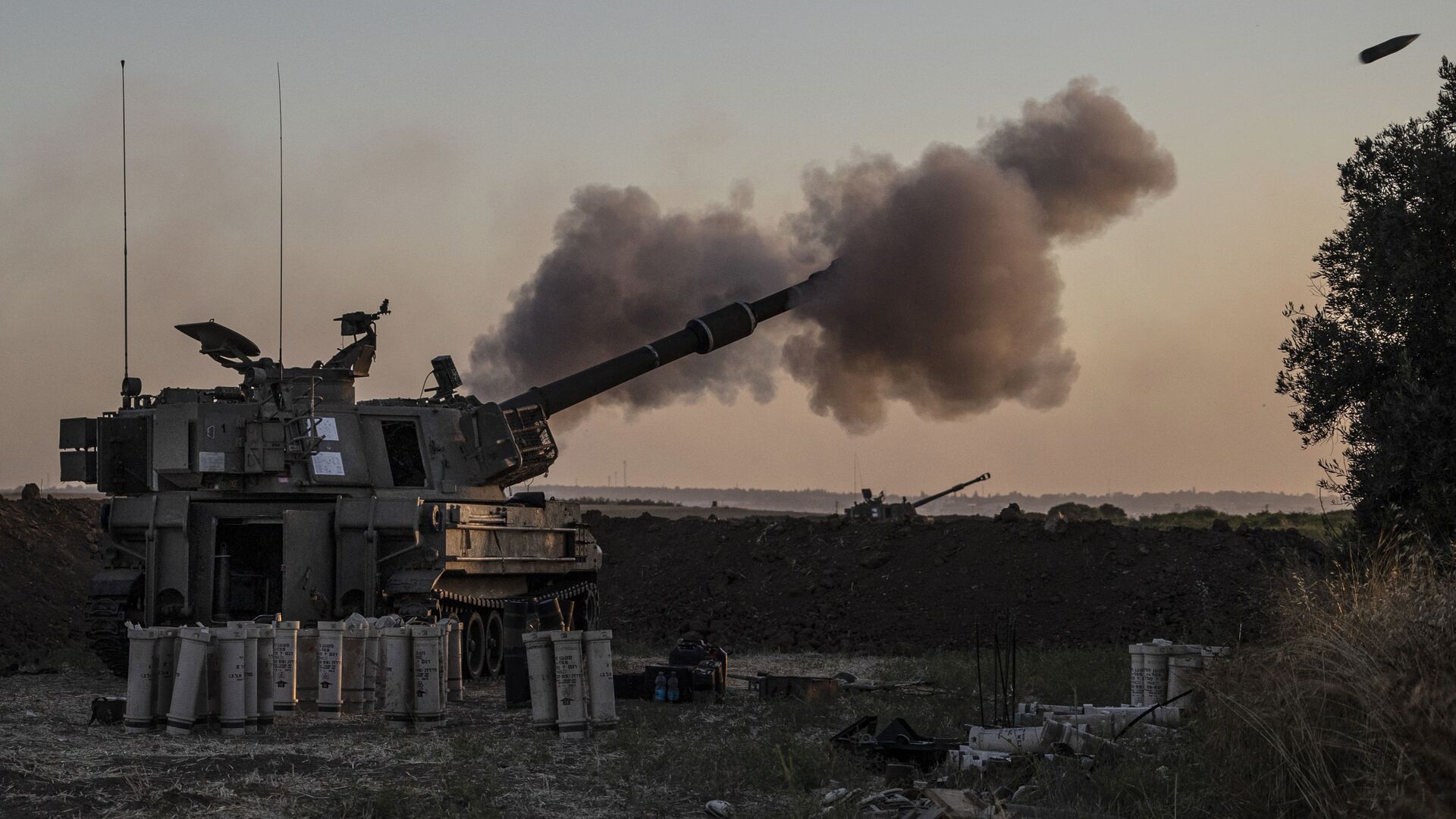 Израильское артиллерийское подразделение ведет огонь по целям в секторе Газа - Sputnik Азербайджан, 1920, 19.05.2021