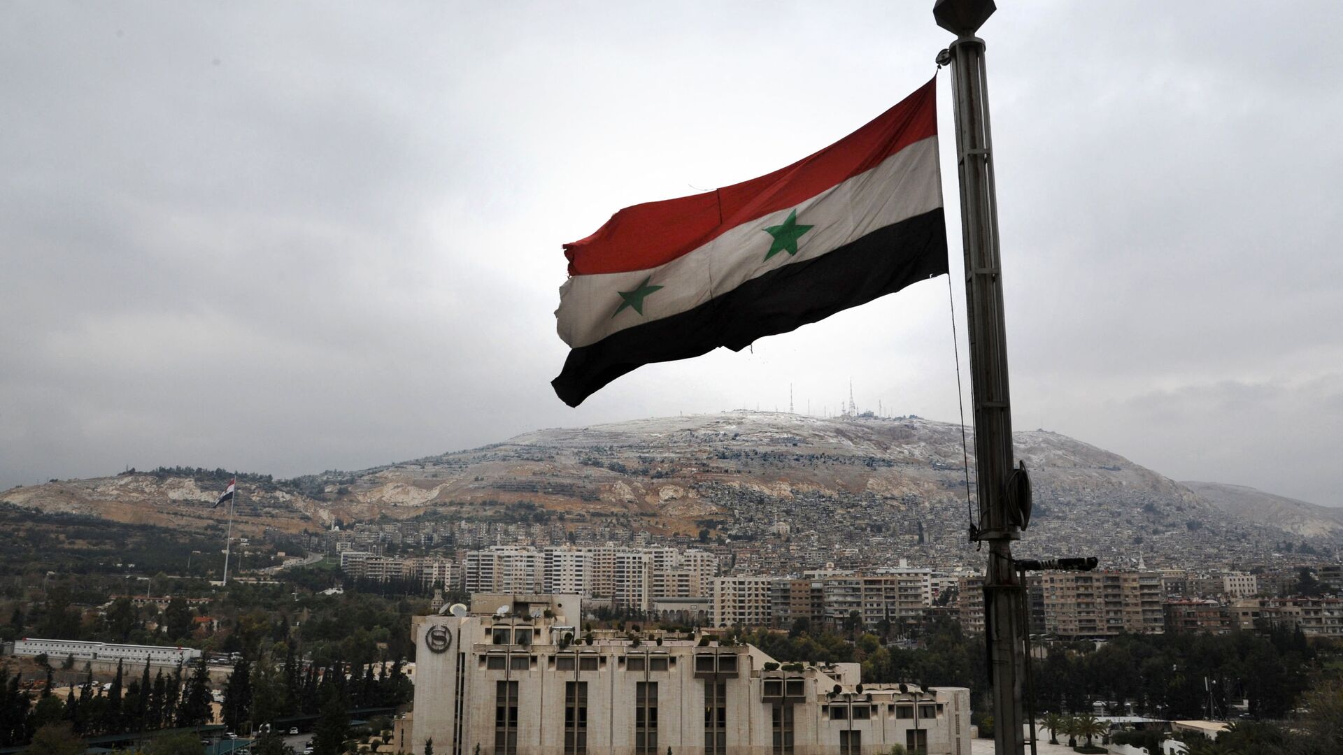 Флаг Сирии перед отелем в Дамаске, фото из архива - Sputnik Азербайджан, 1920, 29.12.2022