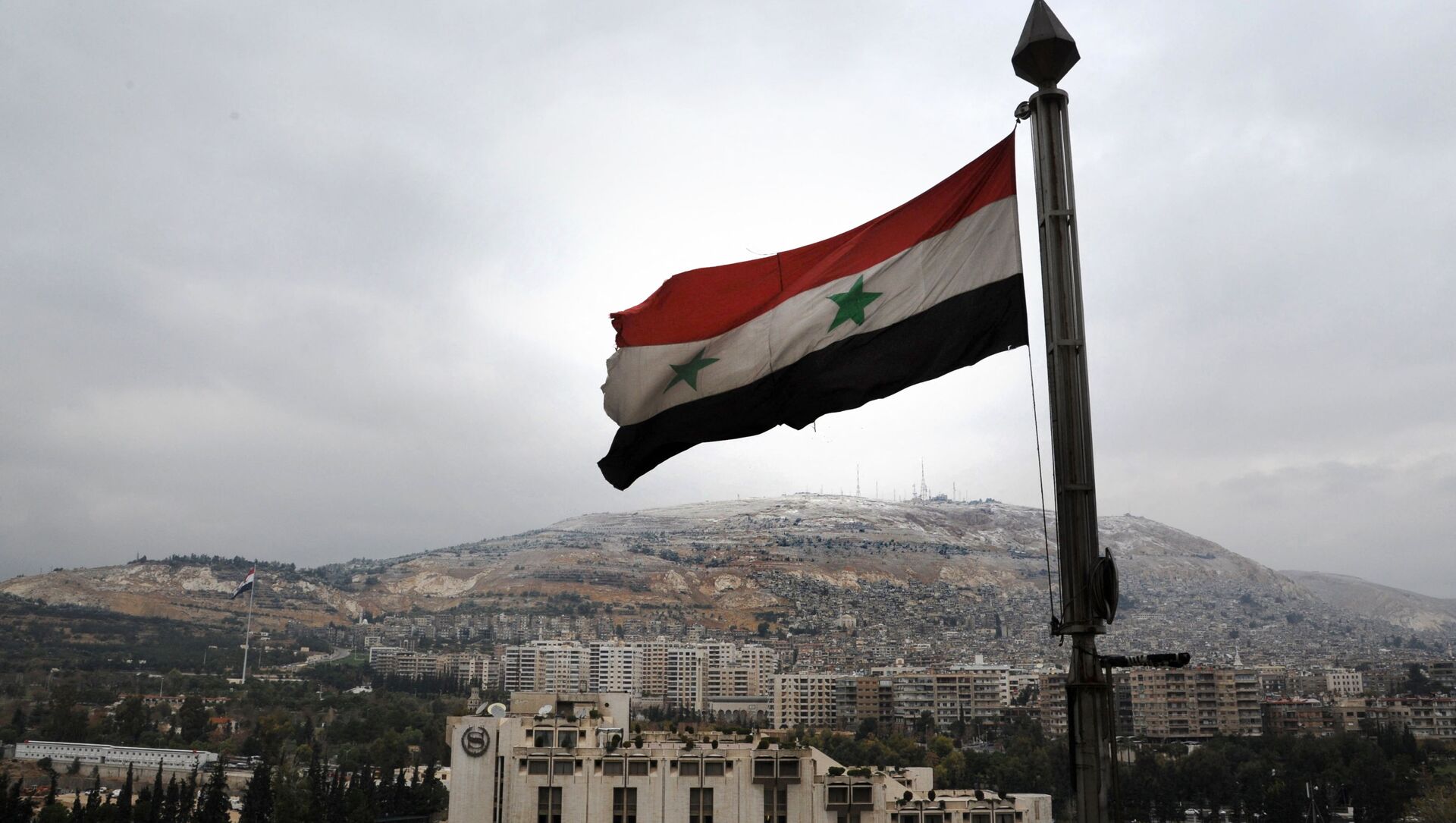 Флаг Сирии перед отелем в Дамаске, фото из архива - Sputnik Азербайджан, 1920, 08.07.2021