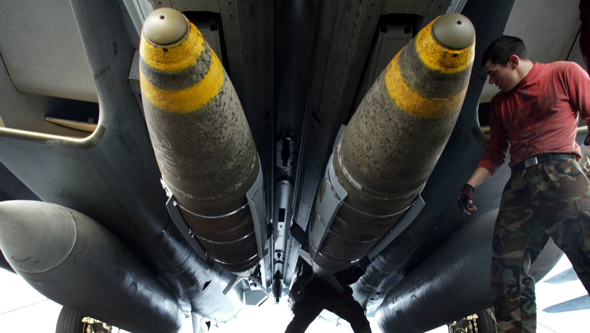Боеприпасы Joint Direct Attack Munition — комплект оборудования на основе технологии GPS, на борту эсминца «Гарри Трумэн»  - Sputnik Азербайджан, 1920, 20.05.2021