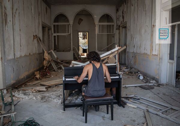 Снимок из серии Beirut Explosion австралийского фотографа Chris McGrath, ставший третьим в категории Story News конкурса Istanbul Photo Awards 2021 - Sputnik Азербайджан