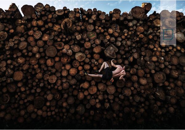 Снимок Log Pile Bouldering австралийского фотографа Adam Pretty, ставший третьим в категории Single Sports конкурса Istanbul Photo Awards 2021 - Sputnik Азербайджан
