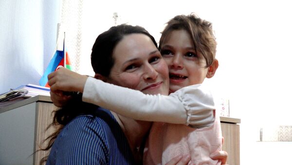 Мать-одиночка и ее ангел-хранитель: видеоистория одного трогательного фото - Sputnik Азербайджан