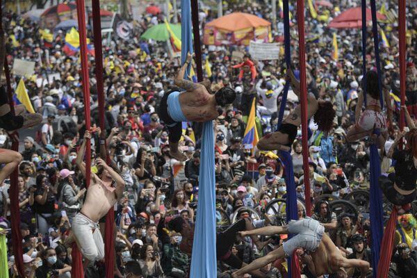 Артисты выступают во время демонстрации протеста против правительства президента Колумбии Ивана Дуке в Боготе  - Sputnik Azərbaycan
