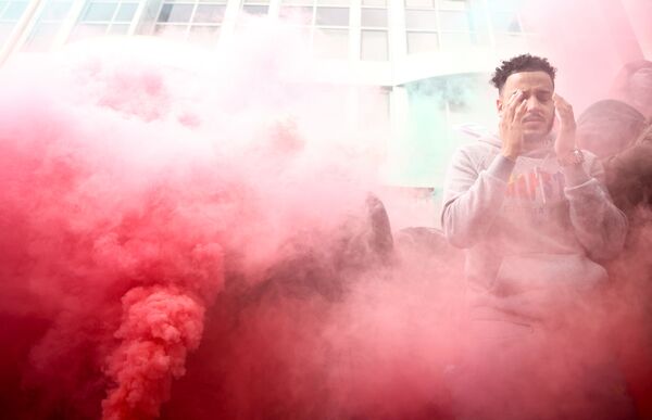 Реакция пропалестинского демонстранта, стоящего в дыму во время акции протеста в Лондоне - Sputnik Azərbaycan