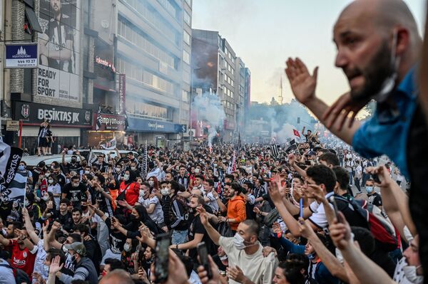 Болельщики Бешикташа празднуют победу в турецкой Суперлиге в Стамбуле - Sputnik Azərbaycan