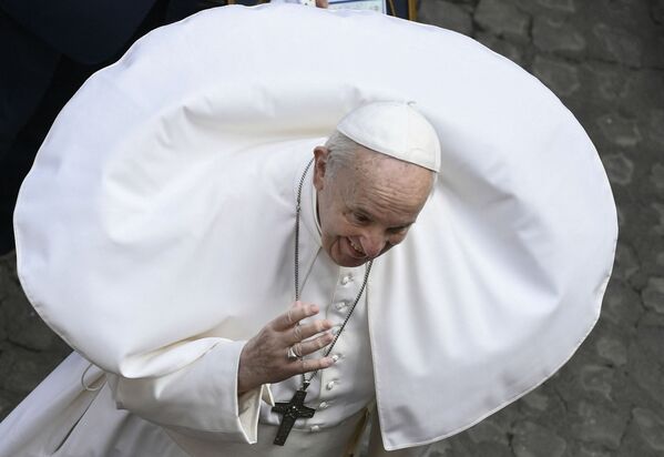 Порыв ветра поднимает сутану Папы Франциска во время его еженедельной публичной аудиенции в Ватикане - Sputnik Азербайджан