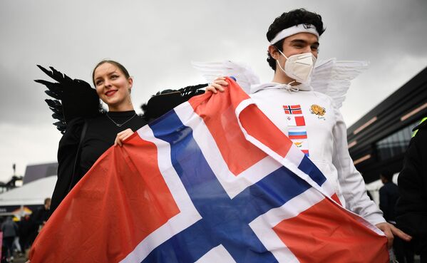 Болельщики с флагом Норвегии у арены Ahoy Rotterdam перед началом финала конкурса песни Евровидение-2021 - Sputnik Азербайджан