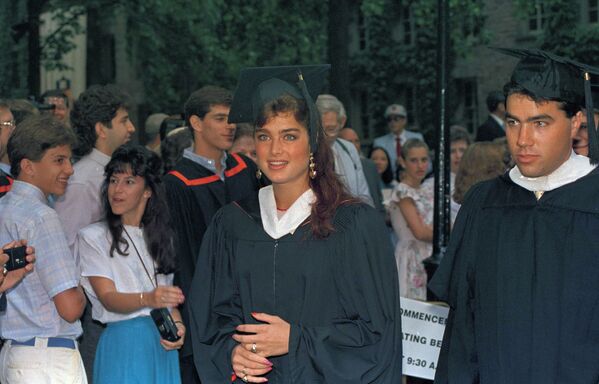 Актриса Брук Шилдс во время выпускного в Принстонском университете, 1987 год  - Sputnik Azərbaycan