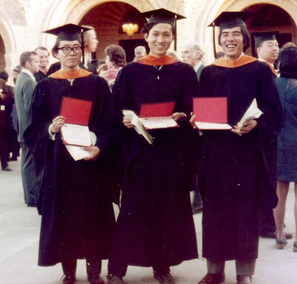 Будущий премьер-министр Японии Юкио Хатояма во время выпускного в Стэнфордском университете, 1971 год  - Sputnik Azərbaycan