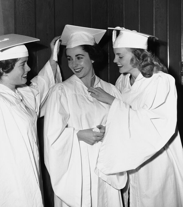 Актриса Элизабет Тейлор с подругами до начала выпускного в Лос-Анджелесе, 1950 год - Sputnik Azərbaycan