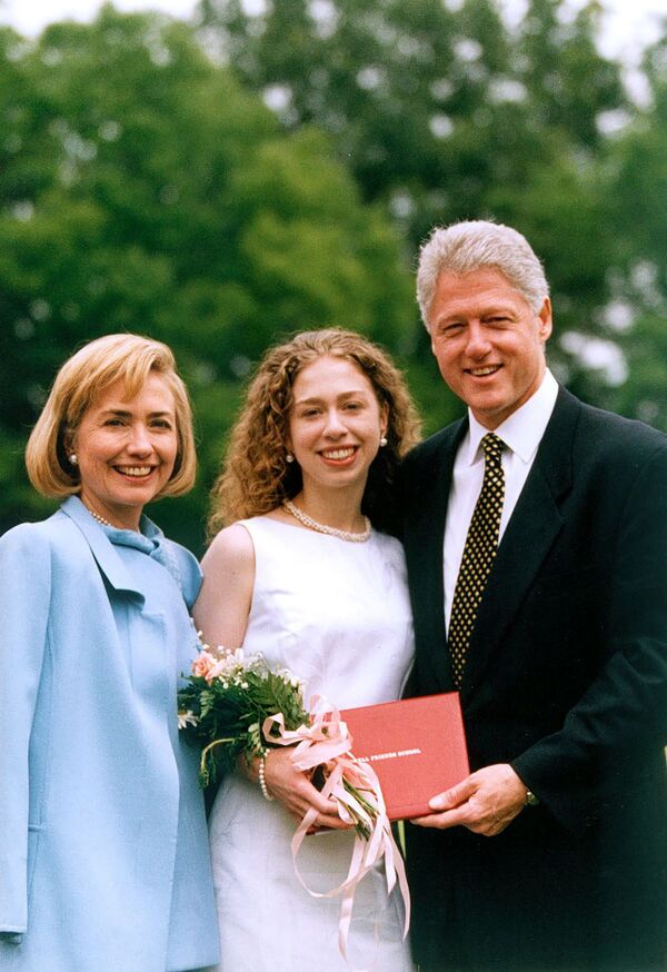 Президент США Бил Клинтон с женой Хиллари и с дочкой Челси во время ее выпускного в Вашингтоне, 1997 год - Sputnik Azərbaycan