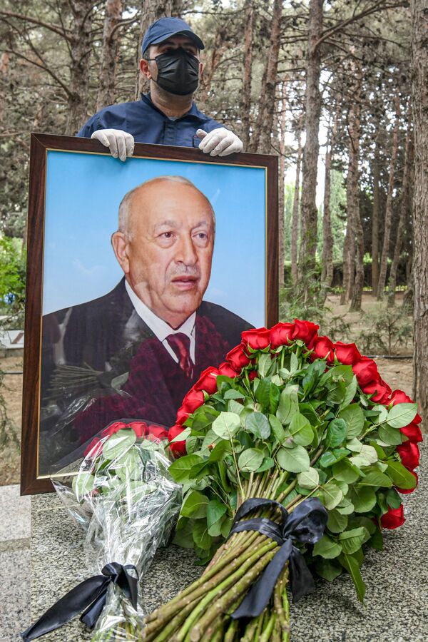 В Баку состоялись похороны народного художника Азербайджана Таира Салахова - Sputnik Азербайджан