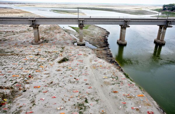 Неглубокие могилы на песчаном берегу Ганга людей, умерших от коронавируса, Индия - Sputnik Azərbaycan