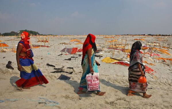 Неглубокие могилы на песчаном берегу Ганга людей, умерших от коронавируса, Индия - Sputnik Азербайджан