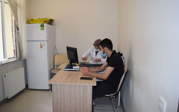 Житель Баку на вакцинации против коронавируса в поликлинике номер 2 в Сабаильском районе  - Sputnik Азербайджан