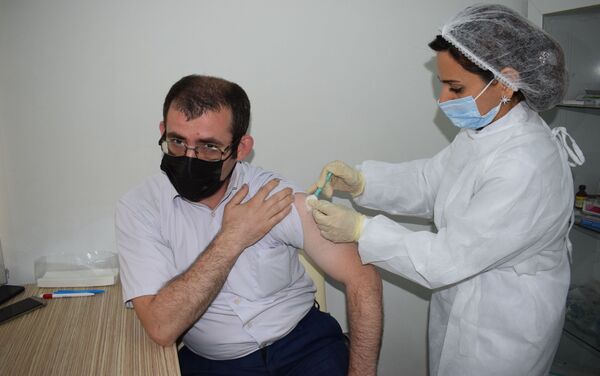 Житель Баку на вакцинации против коронавируса в поликлинике номер 2 в Сабаильском районе  - Sputnik Азербайджан