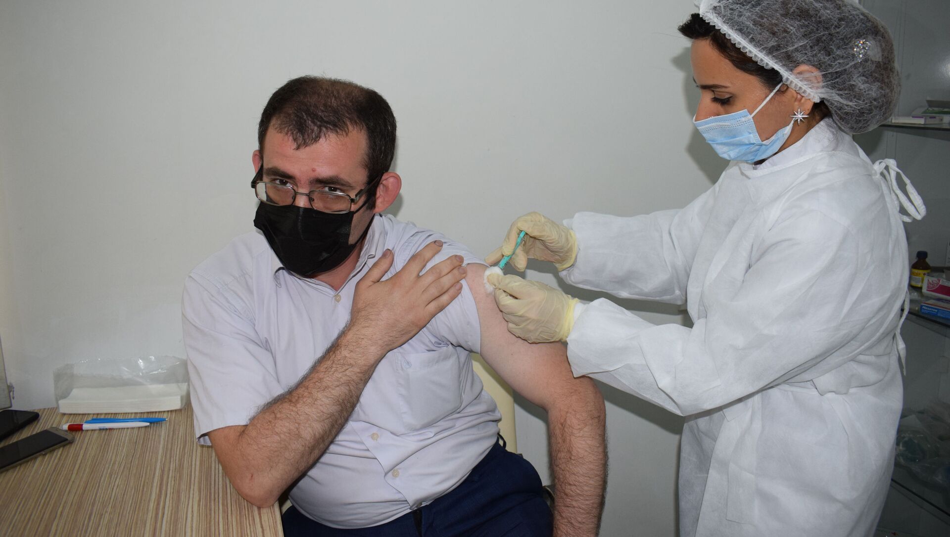 Житель Баку на вакцинации против коронавируса в поликлинике номер 2 в Сабаильском районе  - Sputnik Азербайджан, 1920, 29.05.2021