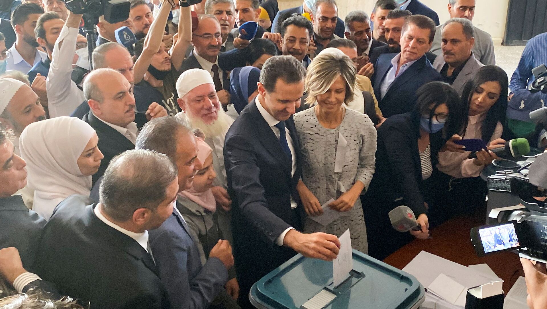 Президент Сирии Башар Асад и его жена Асма голосуют на президентских выборах в городе Дума, 26 мая 2021 год - Sputnik Азербайджан, 1920, 26.05.2021