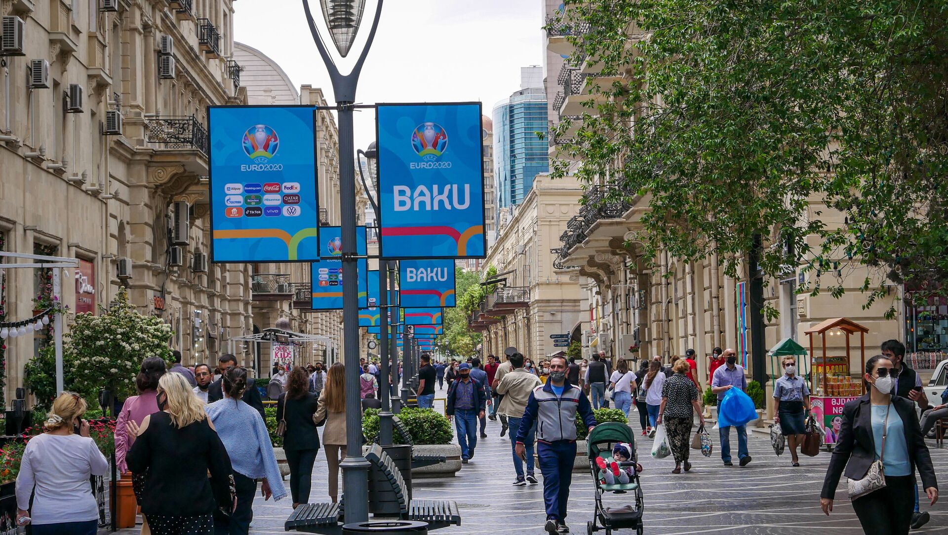 Баннеры на улице в Баку, посвященные Евро-2020 - Sputnik Азербайджан, 1920, 07.06.2021