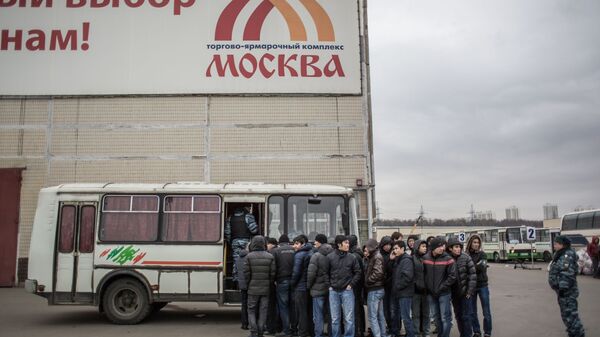 Задержанные во время рейда полиции на территории торгового-ярмарочного комплекса Москва в Люблино, фото из архива - Sputnik Azərbaycan
