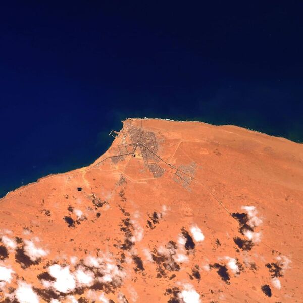 Порт в Западной Сахаре на фотографии астронавта ЕКА Томаса Песке - Sputnik Азербайджан