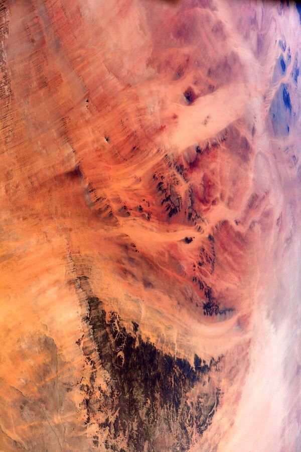 Вид на пустыню Сахара на фотографии астронавта ЕКА Томаса Песке - Sputnik Азербайджан