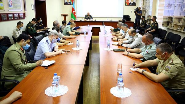 Брифинг для военных атташе зарубежных стран в Управлении международного военного сотрудничества Министерства обороны - Sputnik Azərbaycan