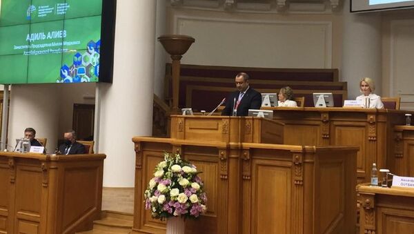 Deputat Adil Əliyev Sankt-Peterburqda IX Neva Beynəlxalq Ekoloji Konqresində çıxışı zamanı - Sputnik Азербайджан