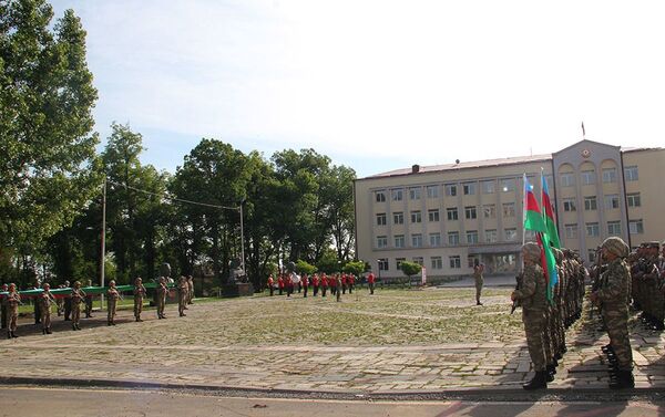 В Шуше военнослужащие ВС Азербайджана отметили День республики - Sputnik Азербайджан