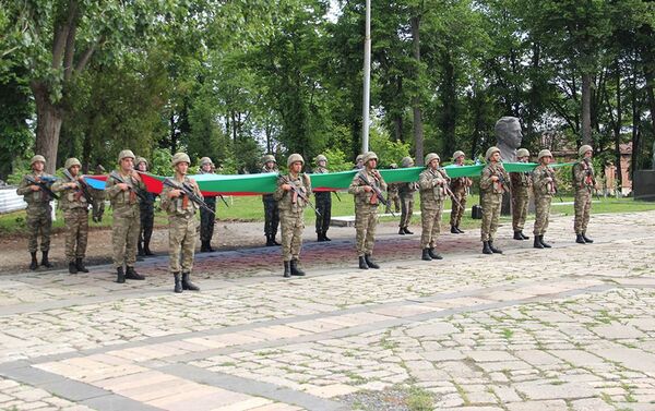 В Шуше военнослужащие ВС Азербайджана отметили День республики - Sputnik Азербайджан