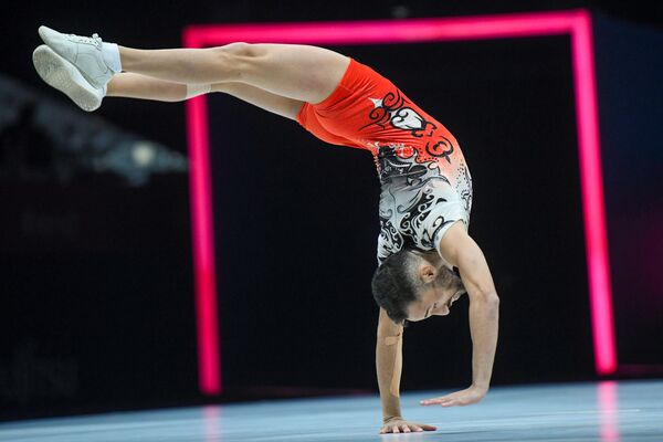 Бразильский гимнаст Лукас Барбоза во время выступления на 16-м чемпионате мира по спортивной аэробике в Баку - Sputnik Azərbaycan