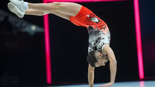 Бразильский гимнаст Лукас Барбоза во время выступления на 16-м чемпионате мира по спортивной аэробике в Баку - Sputnik Азербайджан