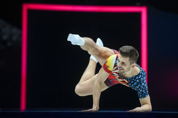 Азербайджанский гимнаст Владимир Долматов во время выступления на 16-м чемпионате мира по спортивной аэробике в Баку - Sputnik Азербайджан