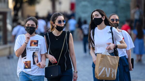Люди в медицинских масках в центре Баку, фото из архива - Sputnik Азербайджан