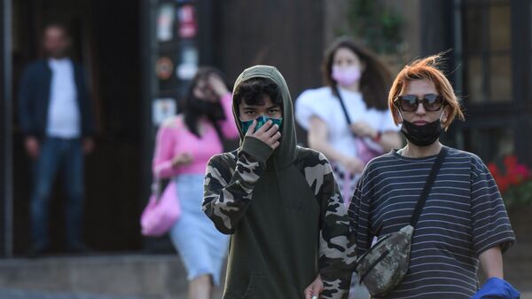 Люди в масках на улице в Баку, фото из архива - Sputnik Азербайджан