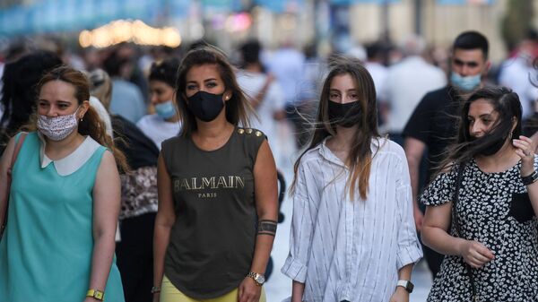 Bakıda tibbi maskada olan insanlar - Sputnik Azərbaycan