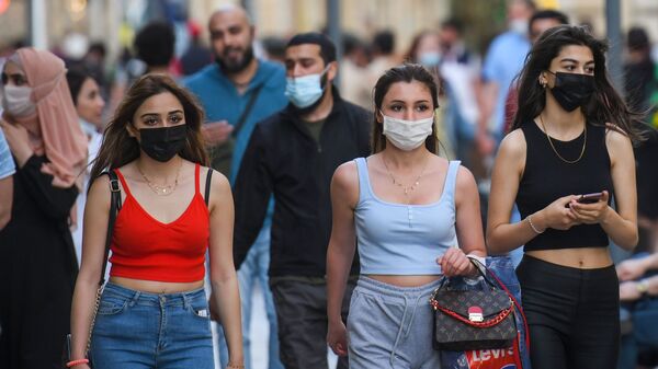 Люди в медицинских масках в Баку - Sputnik Азербайджан