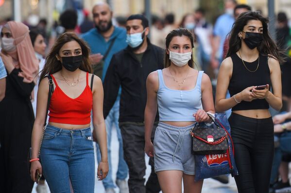 Жители Баку в медицинских масках гуляют в центре города. С 31 мая в Азербайджане отменяется масочный режим на открытом воздухе. - Sputnik Азербайджан
