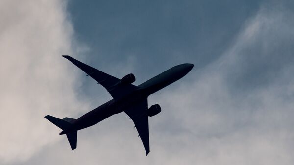 Пассажирский самолет в небе, фото из архива - Sputnik Азербайджан