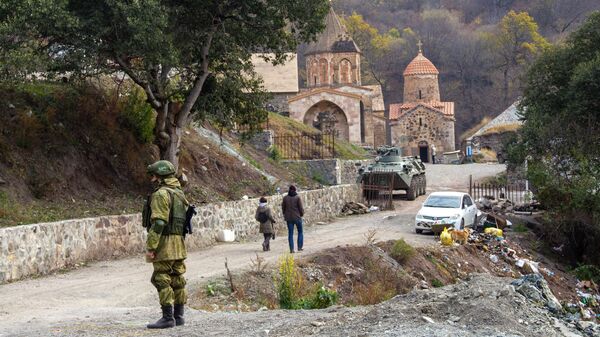 Российские миротворцы выставили наблюдательный пост у монастыря Худаванг в Карабахе - Sputnik Азербайджан