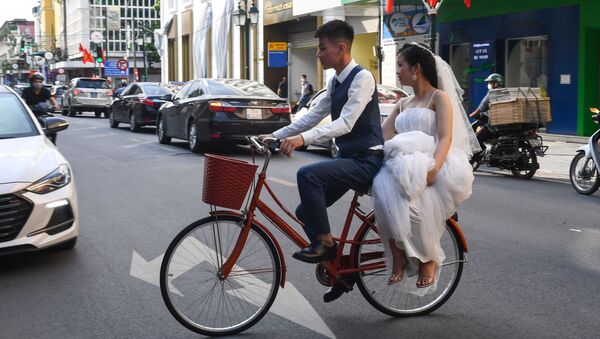 Жених и невеста на велосипеде в Ханое  - Sputnik Azərbaycan