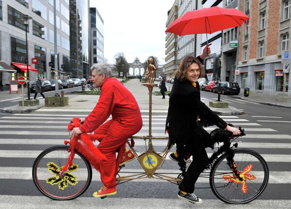 Мужчины на велосипеде на улице в Брюсселе - Sputnik Azərbaycan