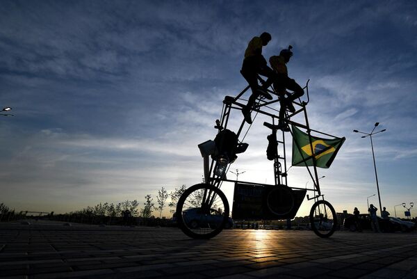 Бразильские футбольные фанаты катаются на самодельном трехметровом тандемном велосипеде возле Ростов-Арены - Sputnik Azərbaycan